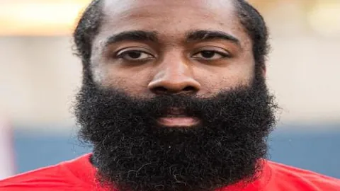 国足中场换人，张韦退场，徐李替补登场