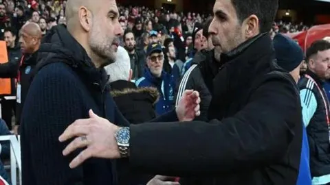 利物浦对阵阿森纳英超第30轮2-2握手言和，拉姆斯代尔补时两度封神，阿森纳争冠压力剧增！